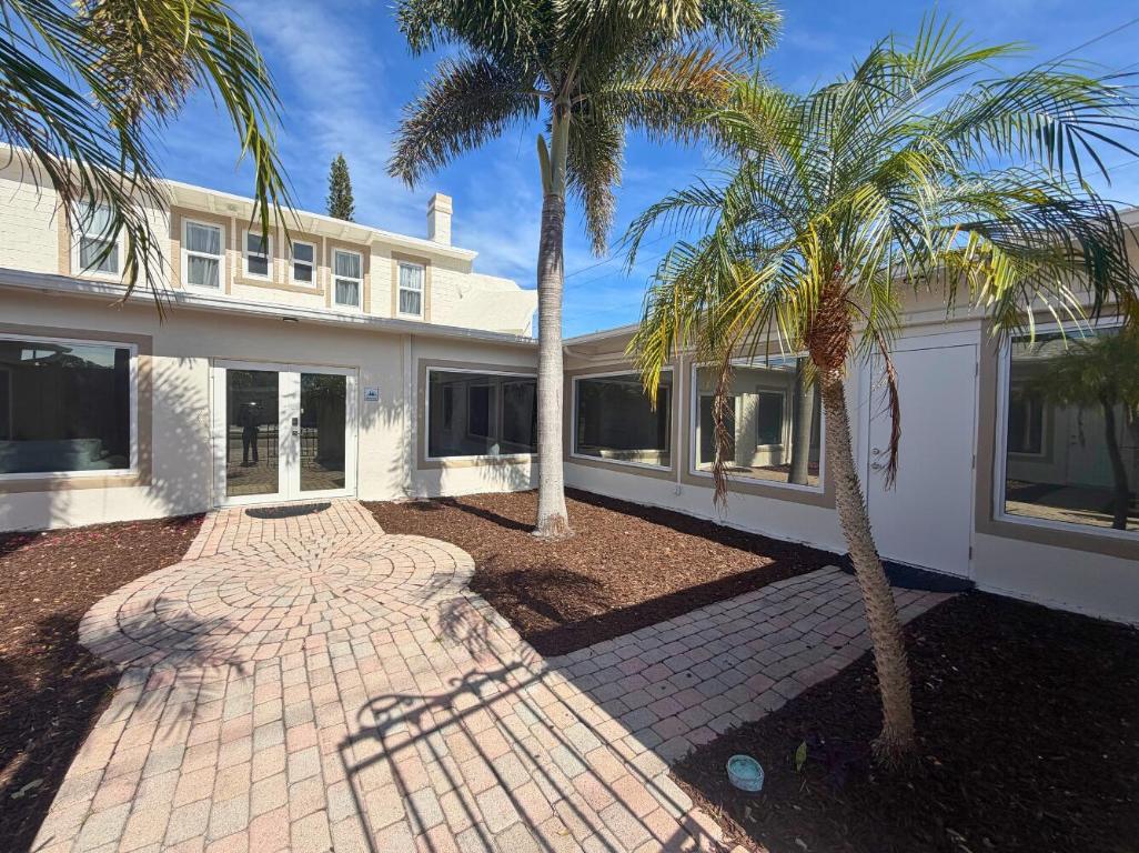 3600 Broadway Avenue Suite 1 + Courtyard