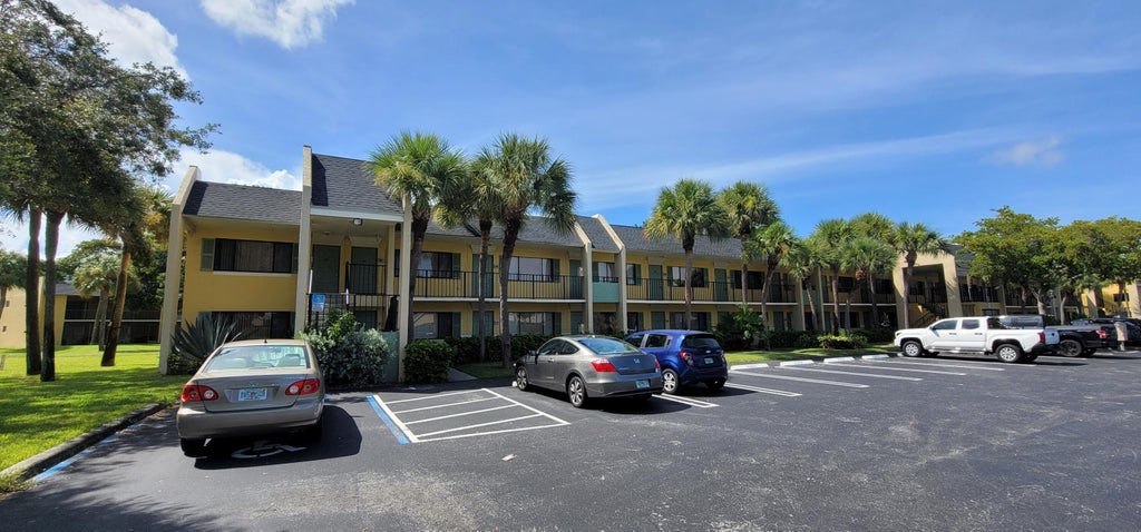 Photo of 1604 Meadows Circle W, Boynton Beach, FL 33436 (MLS # B26074794)