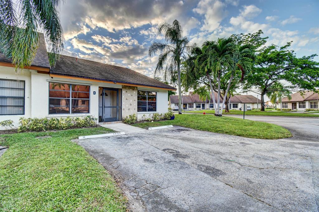 Lovely Corner Unit 3 Bedroom/2 Bath with SW facing back Garden with fake Grass.Home is conveniently located close to Community Clubhouse, Pool and Tennis courts.Please provide us 4-6 Hours notice as Home is Tenant Occupied lease ends Jan 31st 2020.Currently renting for $1750 pm.