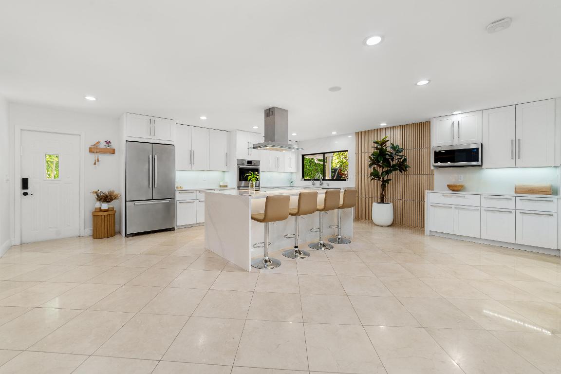 PINEWOOD EAST OF WELLINGTON - Residential