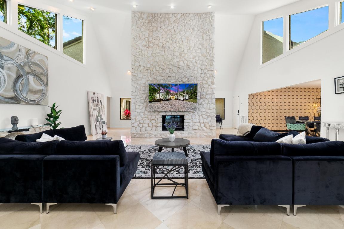 PINEWOOD EAST OF WELLINGTON - Residential