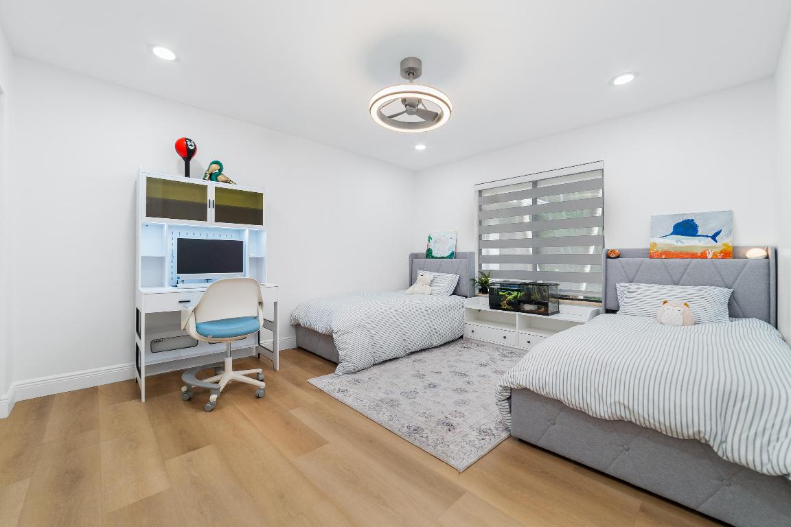 PINEWOOD EAST OF WELLINGTON - Residential