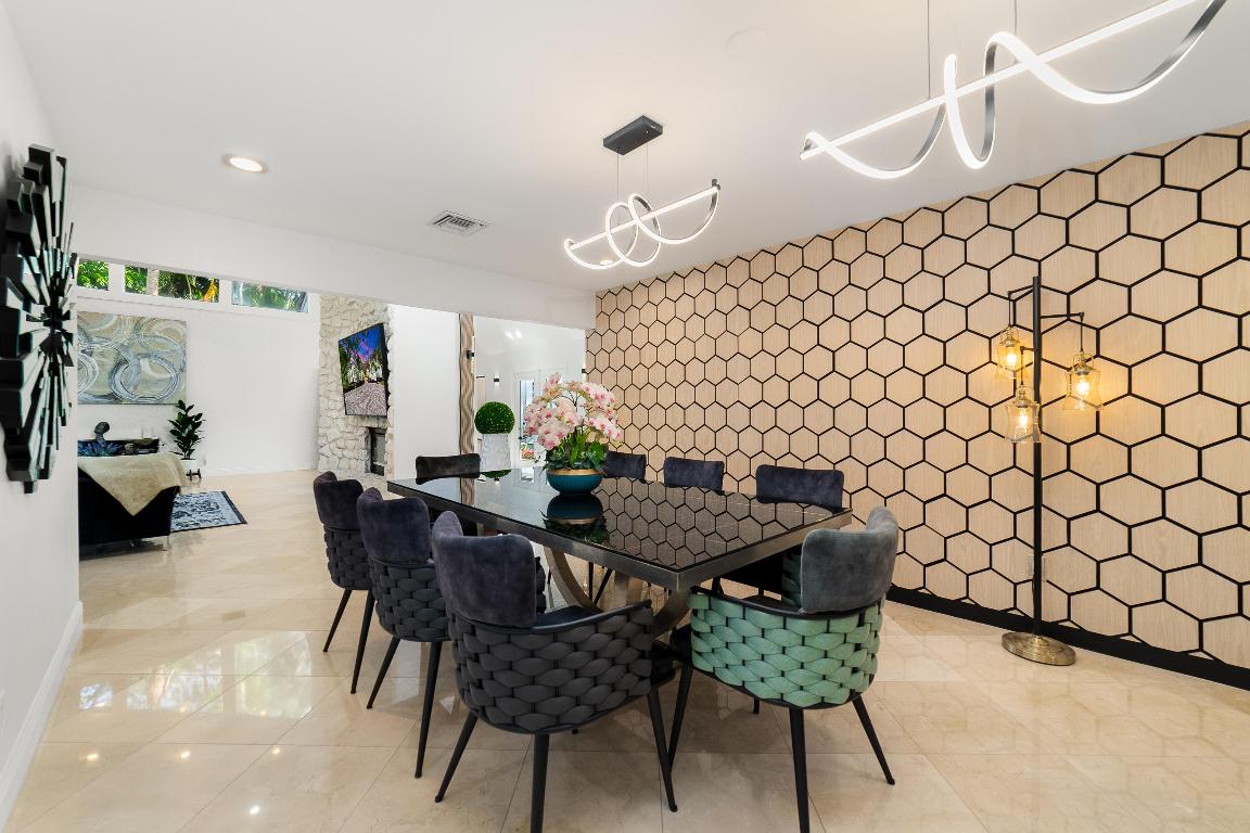 PINEWOOD EAST OF WELLINGTON - Residential