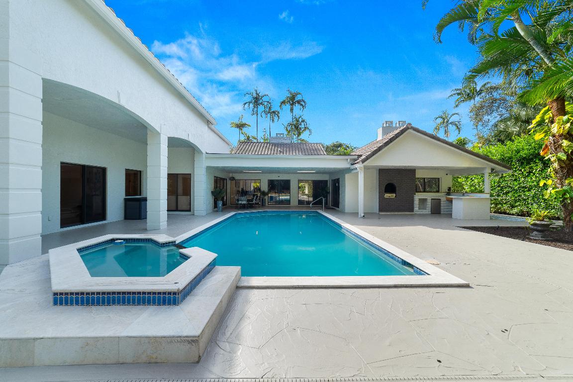 PINEWOOD EAST OF WELLINGTON - Residential