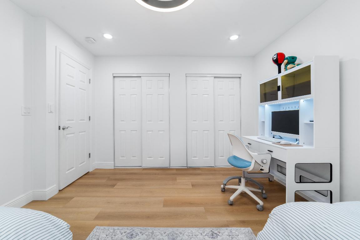 PINEWOOD EAST OF WELLINGTON - Residential