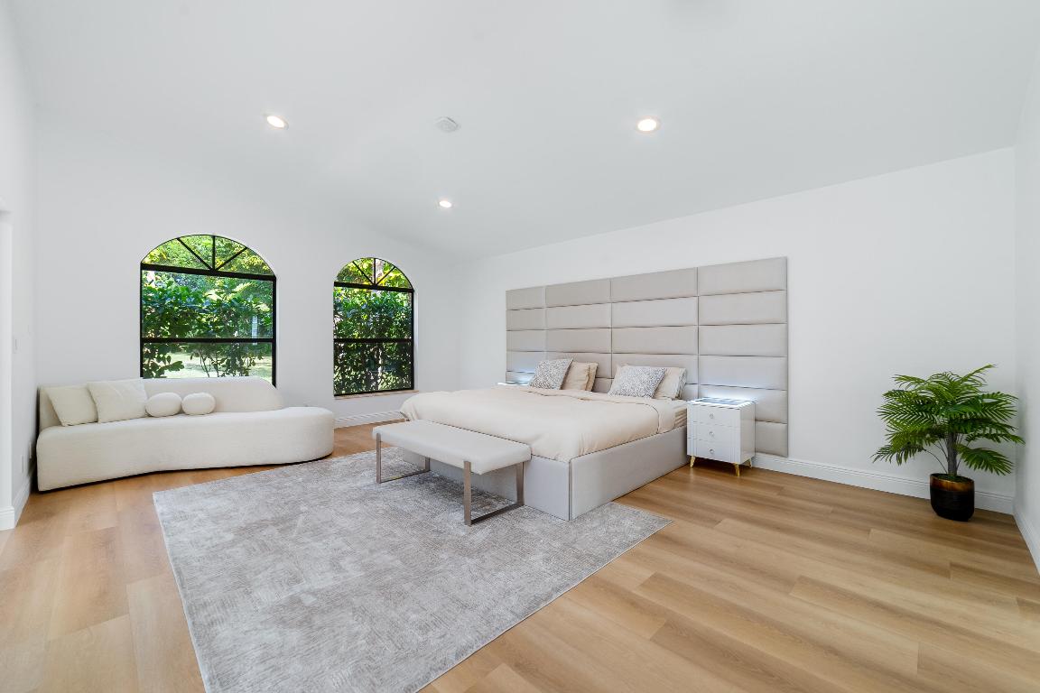 PINEWOOD EAST OF WELLINGTON - Residential