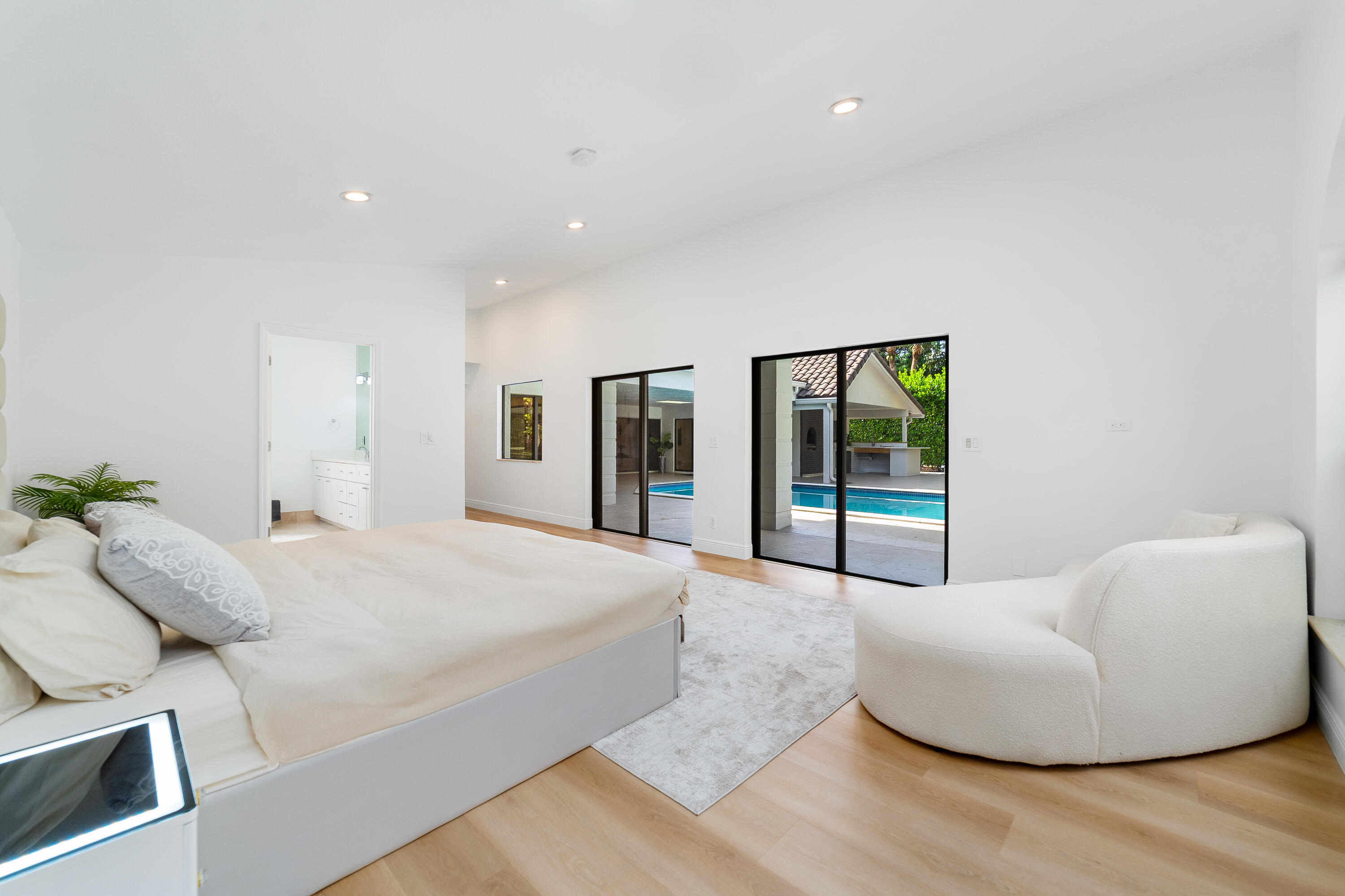 PINEWOOD EAST OF WELLINGTON - Residential