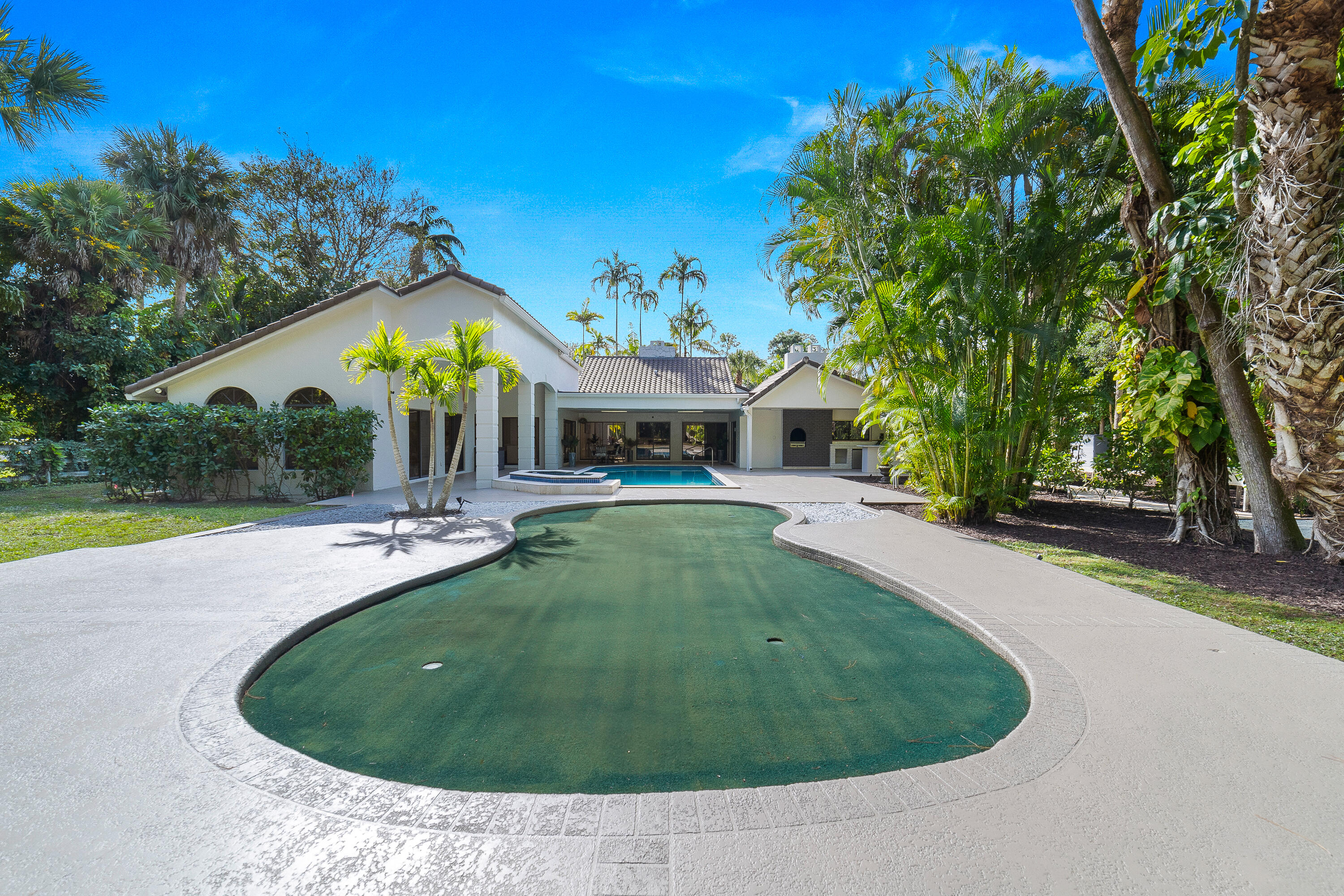 PINEWOOD EAST OF WELLINGTON - Residential