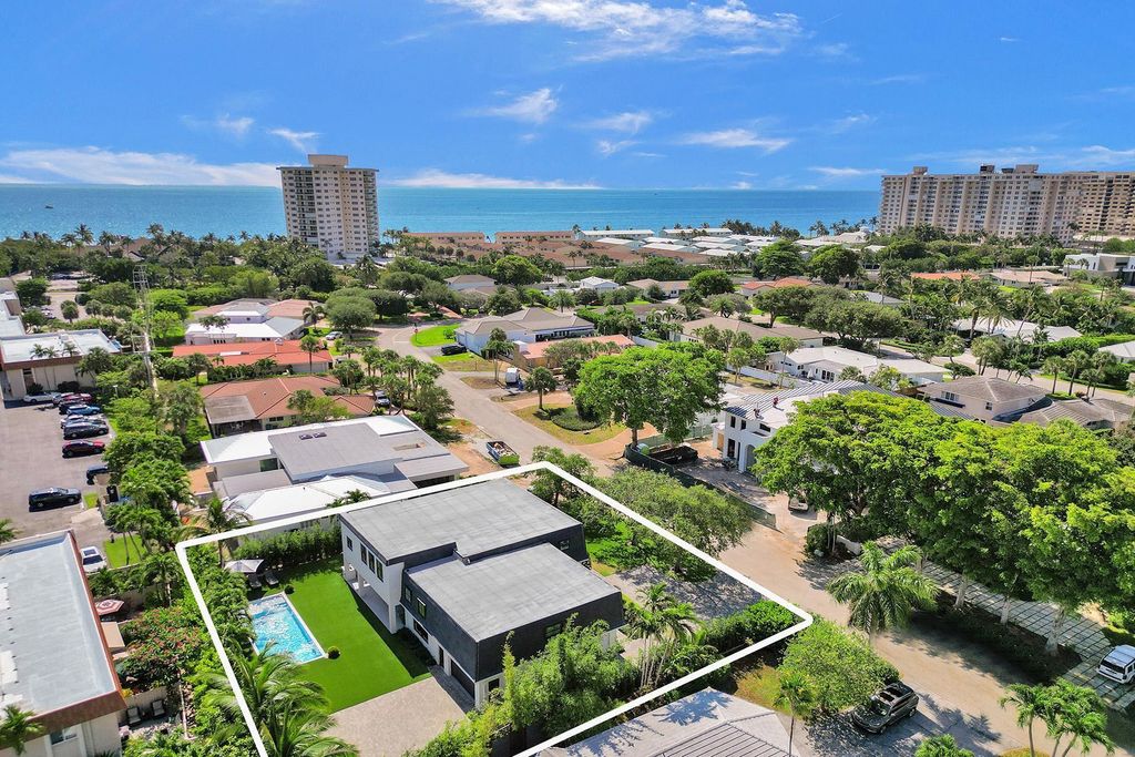 Photo of 9 Tahoe Lane, Sea Ranch Lakes, FL 33308 (MLS # B26013207)