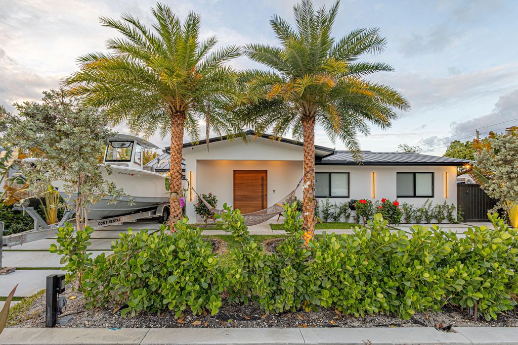 Photo of 807 Hollywood Place, West Palm Beach, FL 33405 (MLS # B26020522)