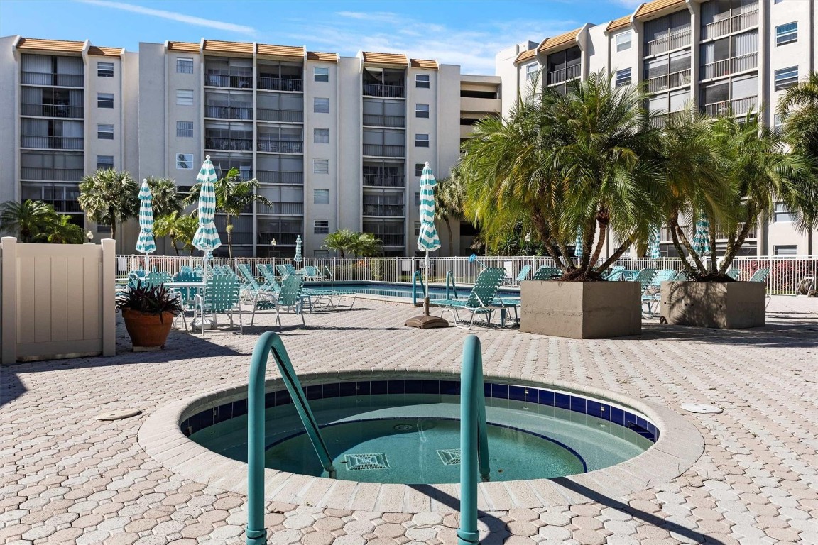 18TH HOLE - Residential