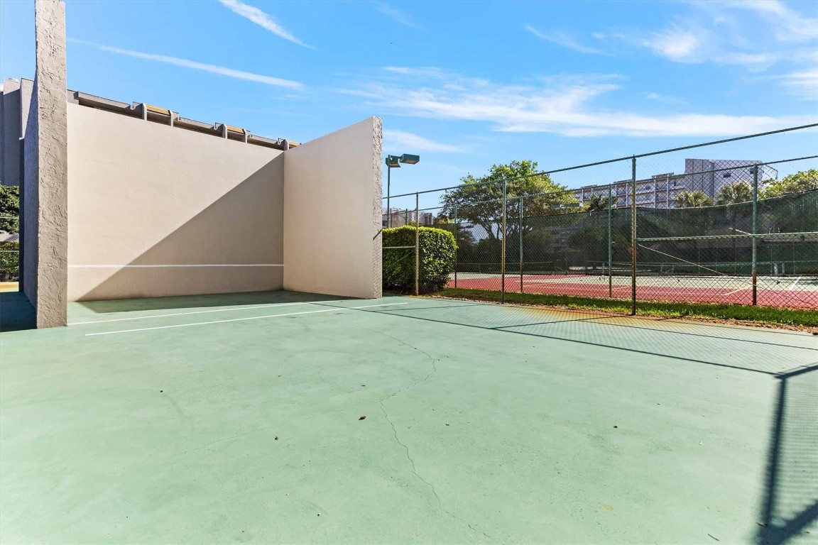 18TH HOLE - Residential