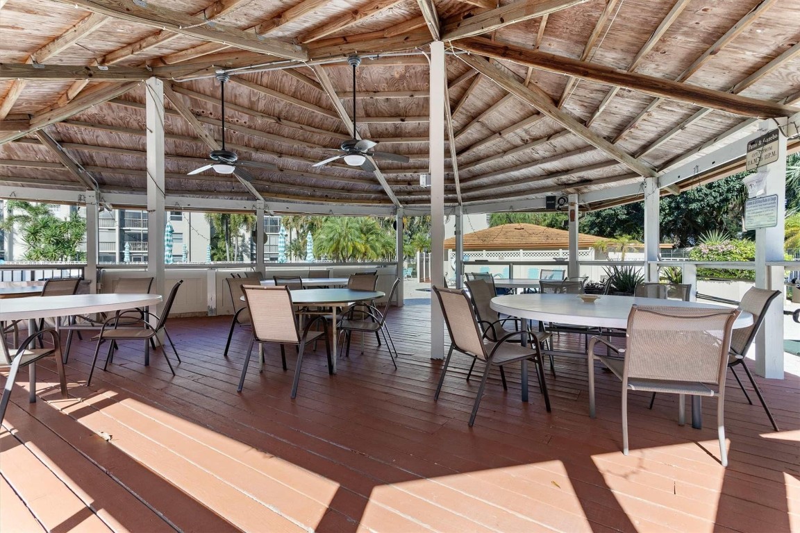 18TH HOLE - Residential