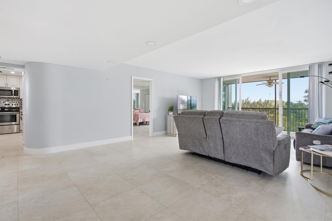 18TH HOLE - Residential