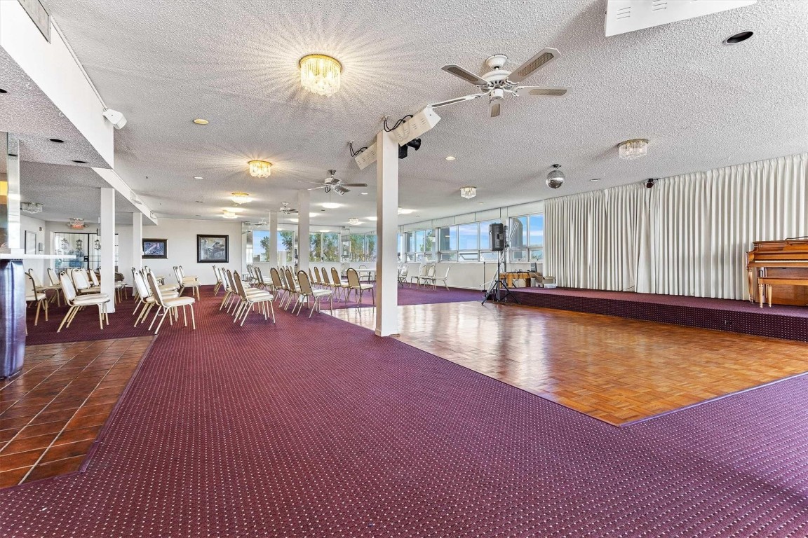 18TH HOLE - Residential