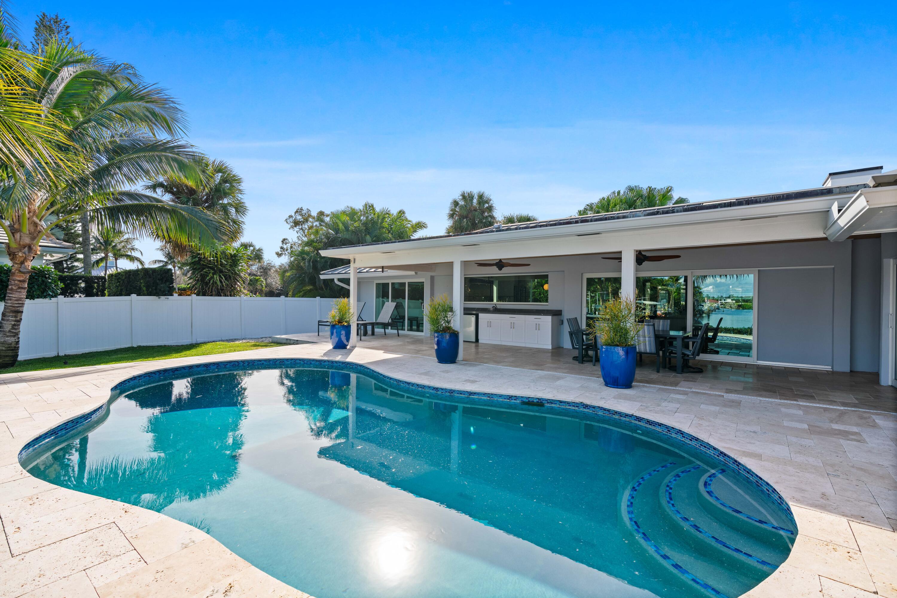 COUNTRY CLUB POINT - Residential