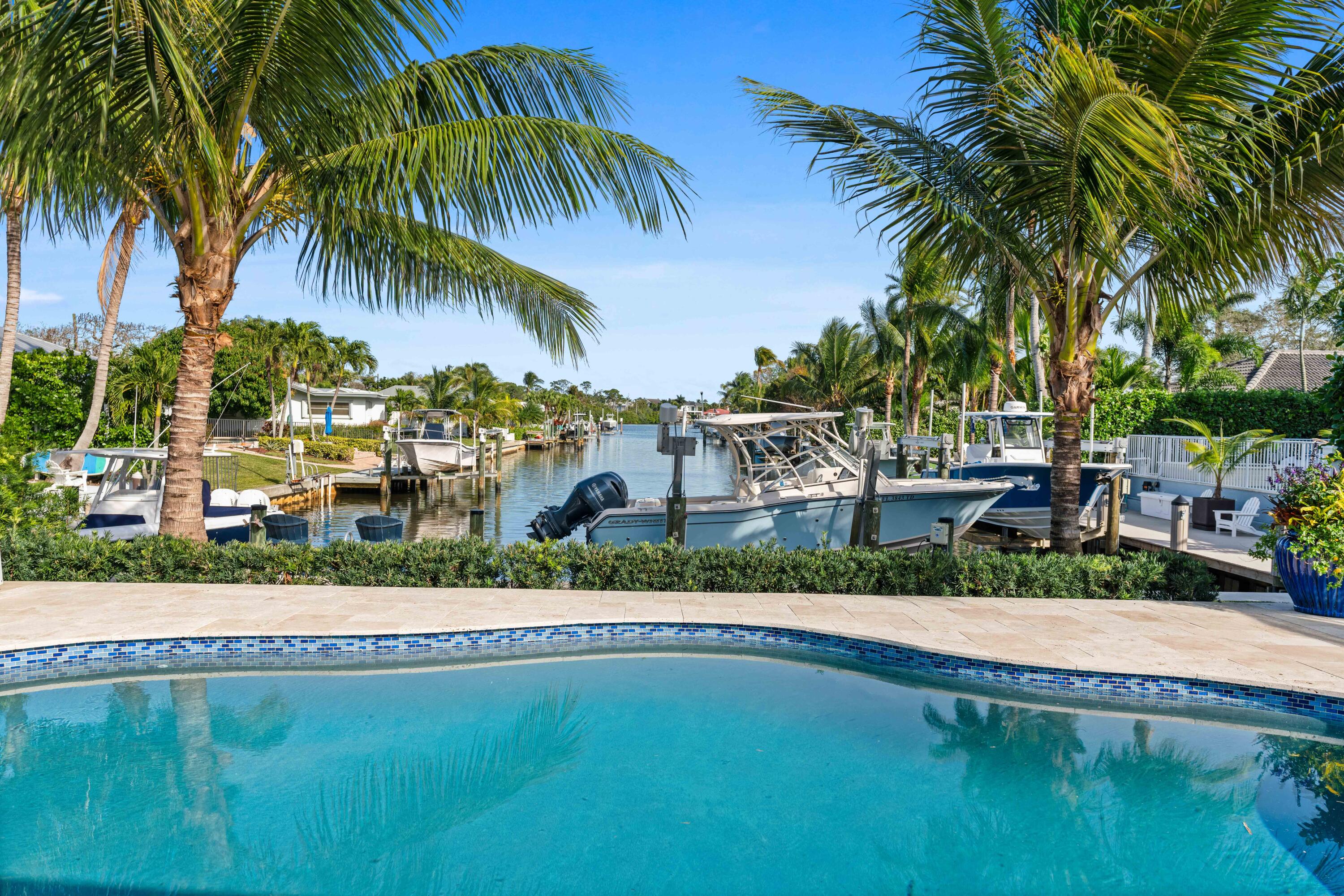 COUNTRY CLUB POINT - Residential