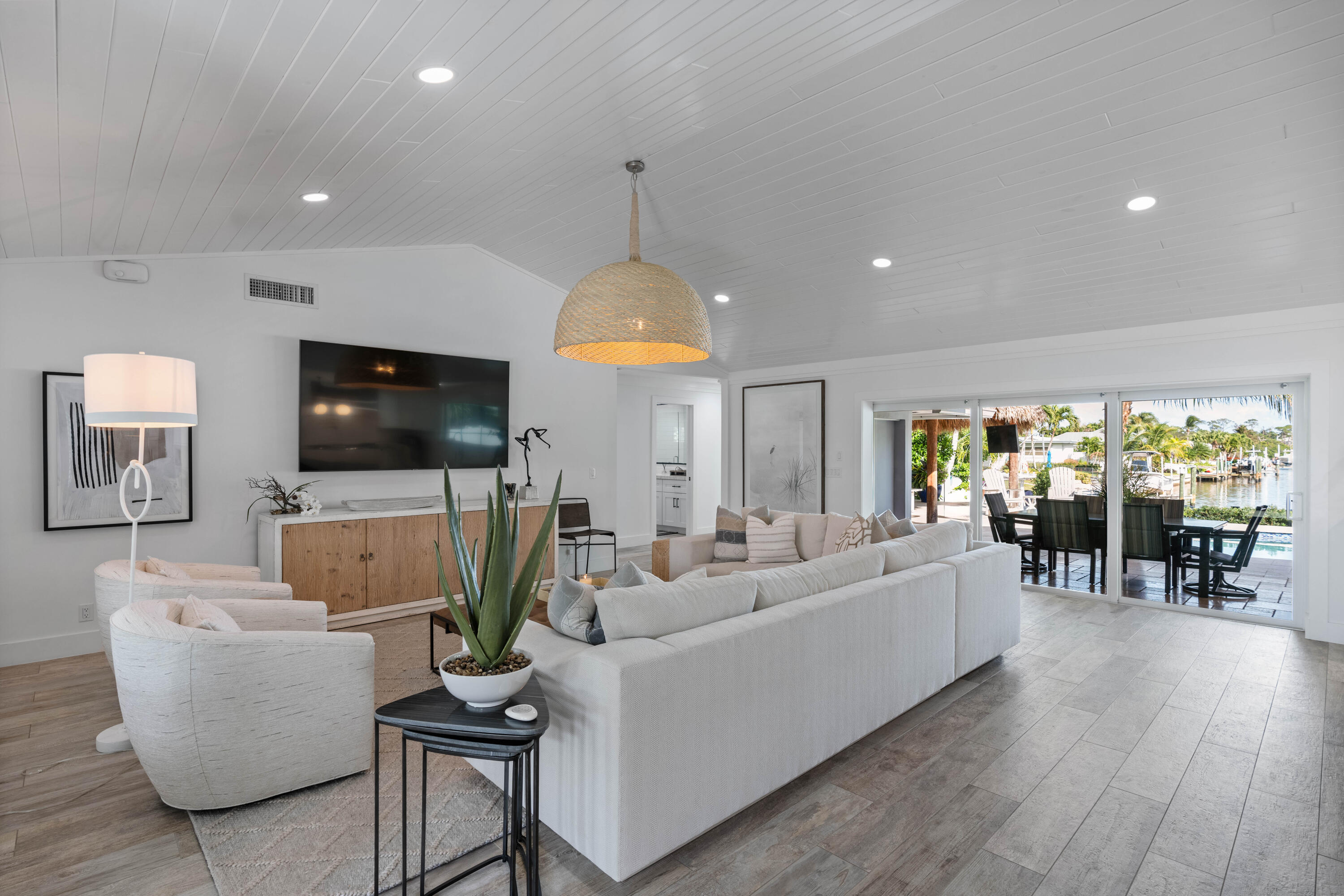 COUNTRY CLUB POINT - Residential