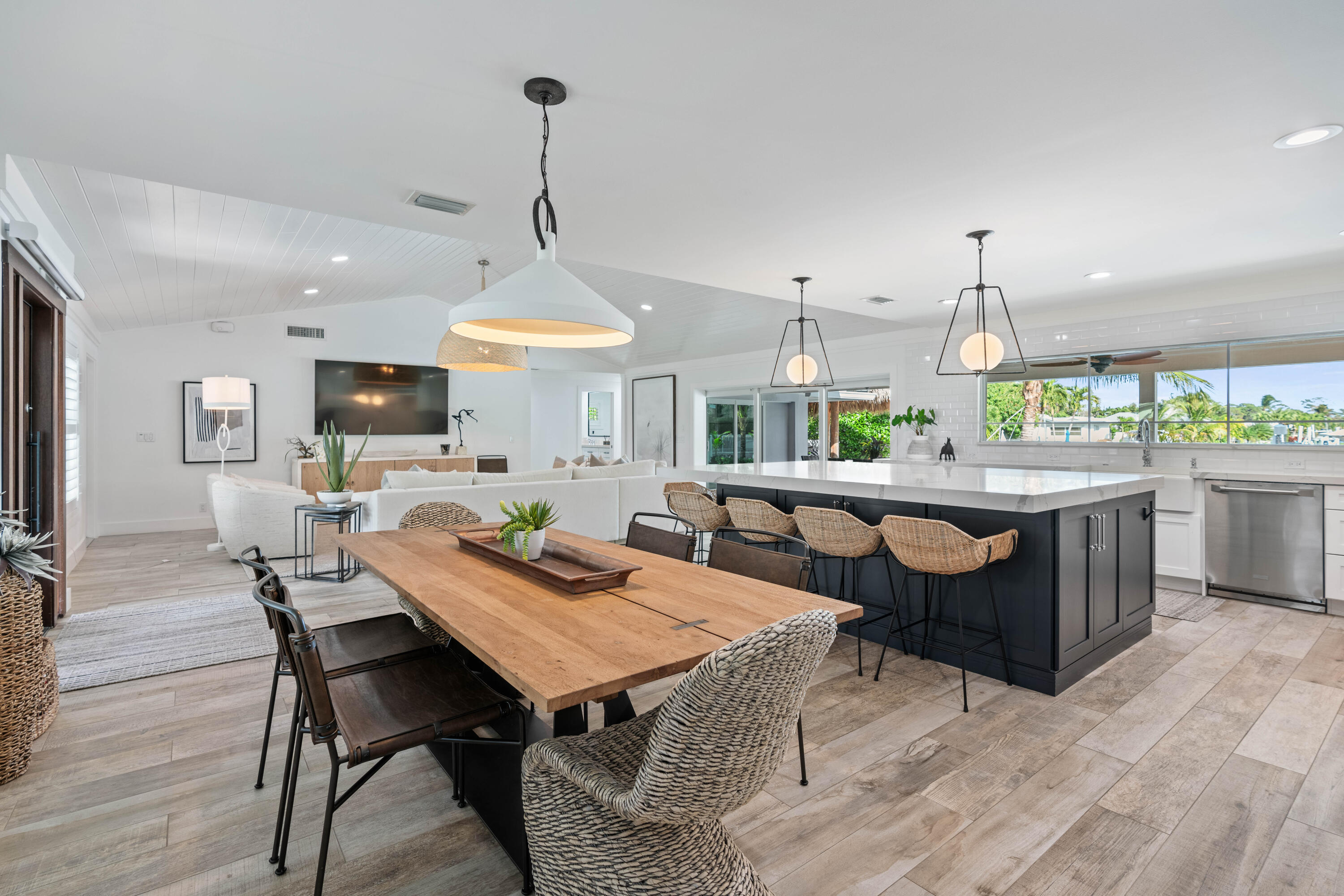 COUNTRY CLUB POINT - Residential