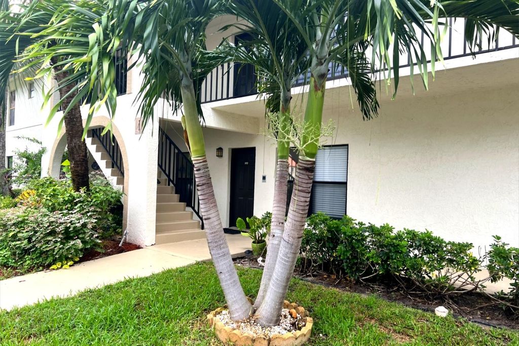 Photo of 1 Via De Casas Sur #102, Boynton Beach, FL 33426 (MLS # F10402018)