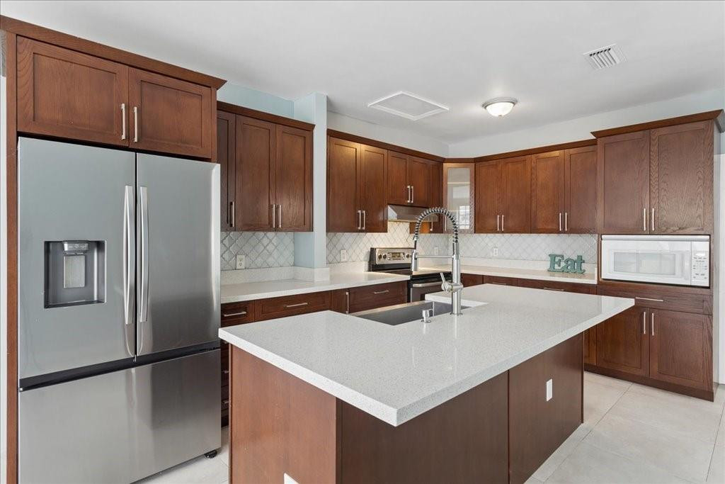 Towngate 156-11 B - Residential Lease