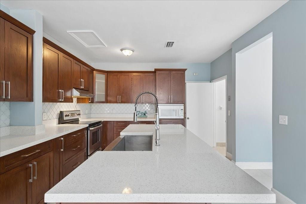 Towngate 156-11 B - Residential Lease