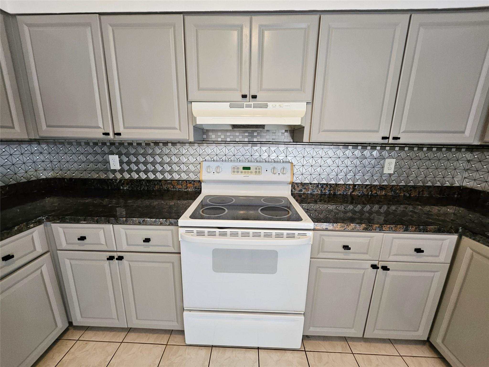 8047 NW 8th St 47/01