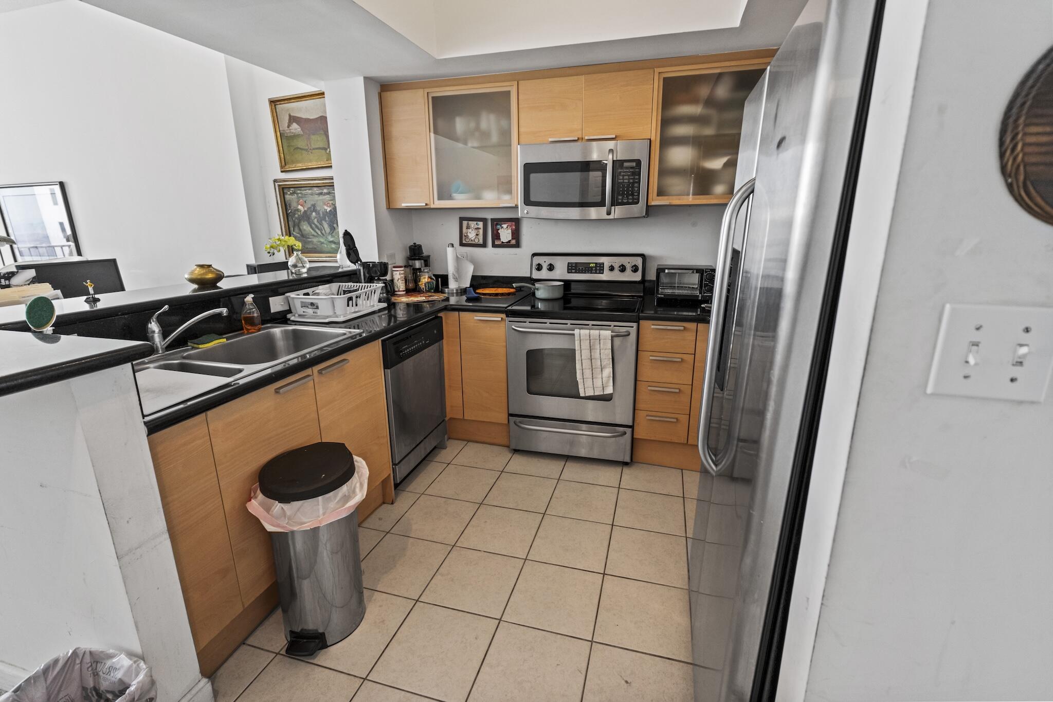 HOLLYWOOD STATION RES CONDO - Residential