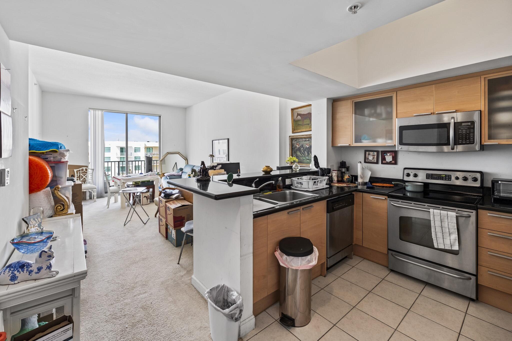 HOLLYWOOD STATION RES CONDO - Residential