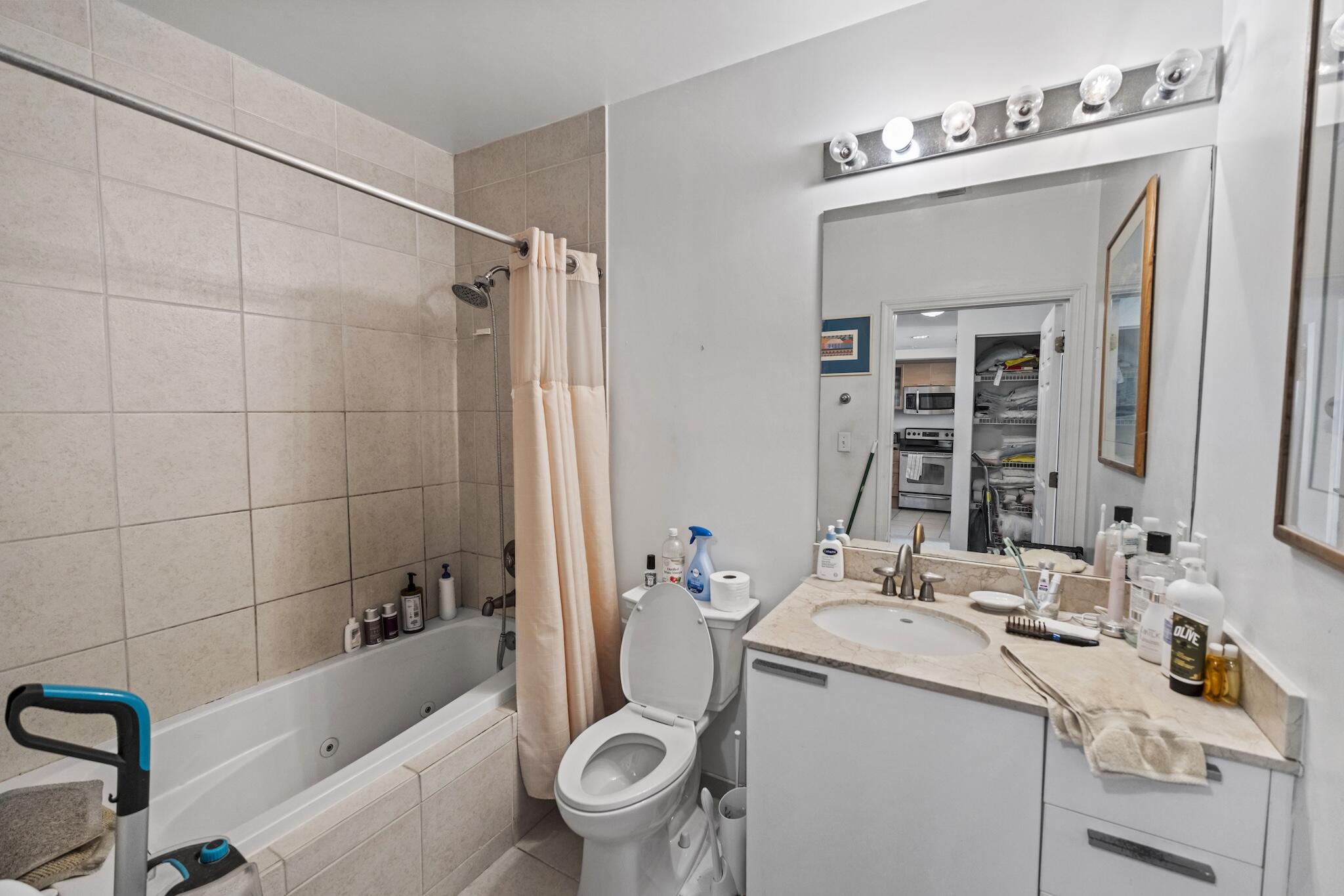 HOLLYWOOD STATION RES CONDO - Residential