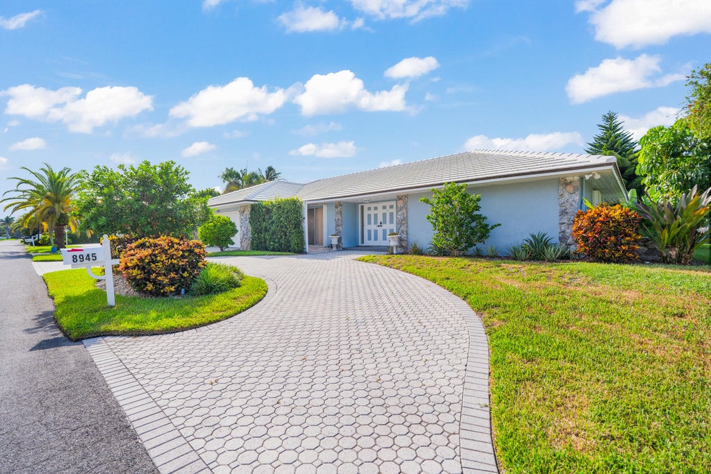 Photo of 8945 SE HARBOR ISLAND Way, Hobe Sound, FL 33455 (MLS # B26074657)