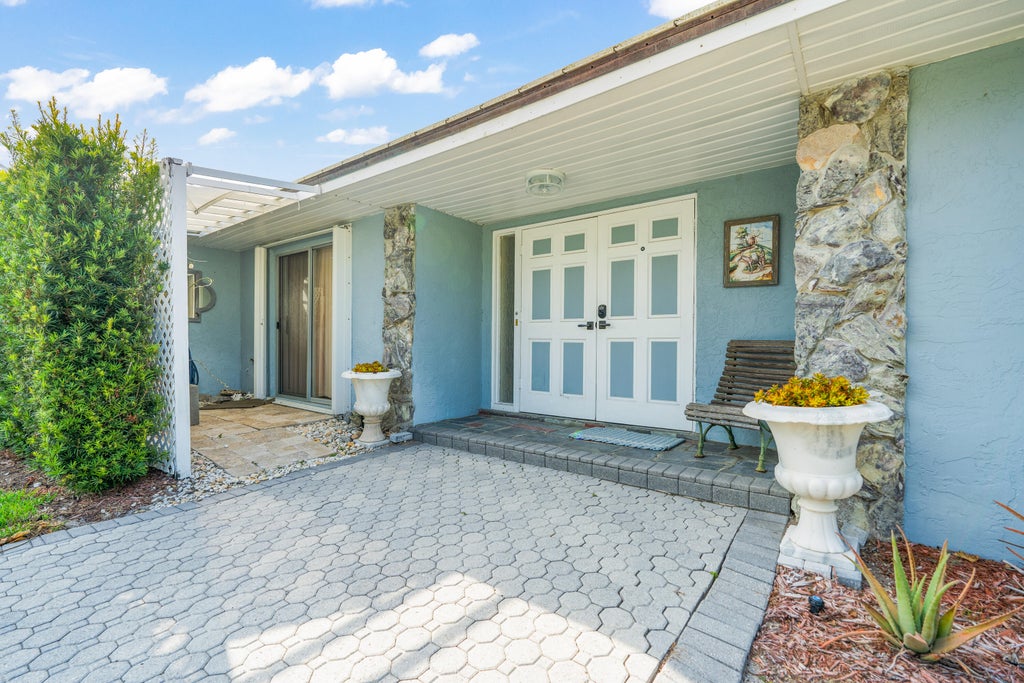 Photo of 8945 SE HARBOR ISLAND Way, Hobe Sound, FL 33455 (MLS # B26074657)