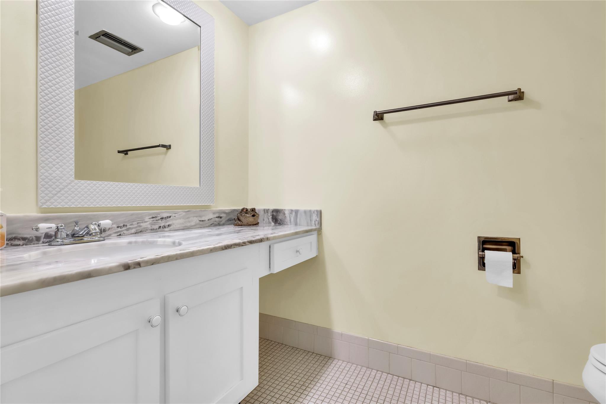 Phoenix Towers Condo 01 - Residential Lease