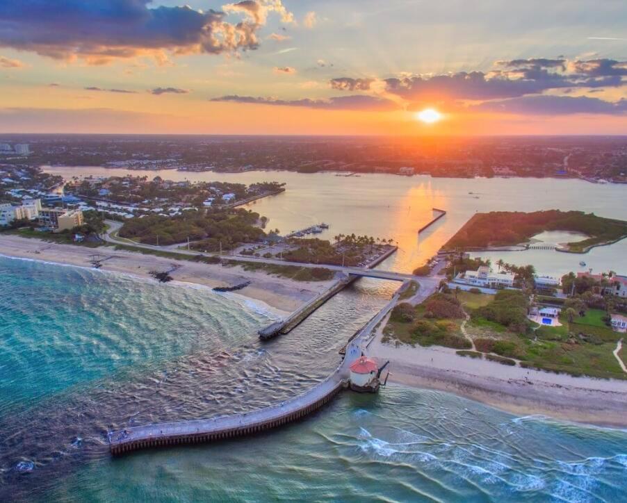 Very pretty 1-bedroom 1.5-bathroom unit beautifully updated! Ground-floor condominium in nice HOA! This hoa is vibrant: club pool, classes, card games, next to the intercoastal, restaurants, shopping, etc...! This residence offers a true resort-style lifestyle in the heart of Boynton Beach.