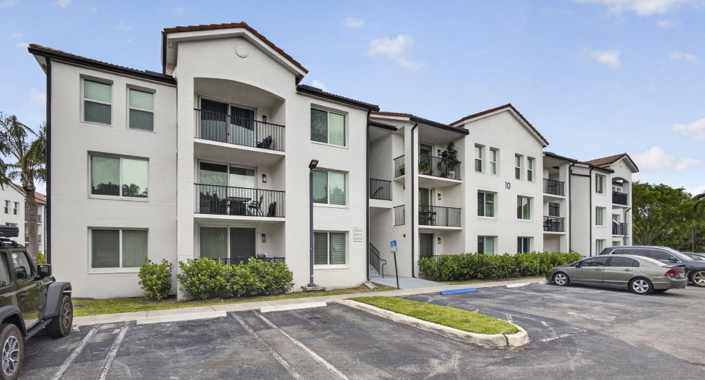 Photo of 1002 Villa Circle, Boynton Beach, FL 33435 (MLS # B26030513)