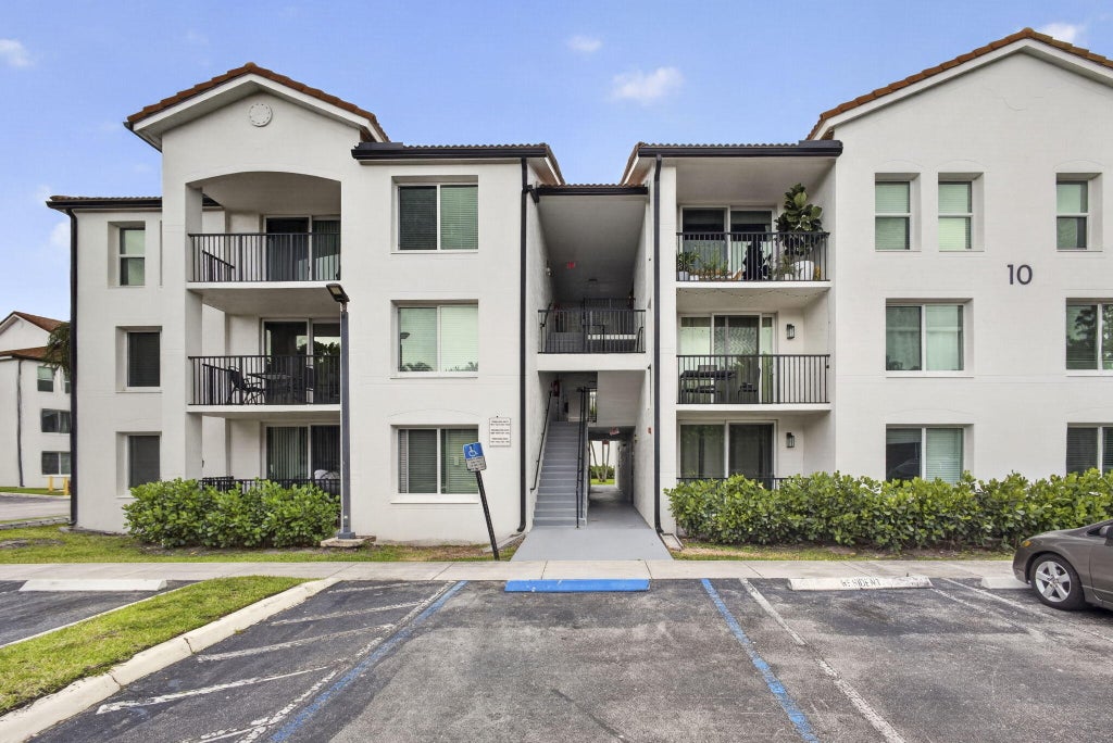 Photo of 1002 Villa Circle, Boynton Beach, FL 33435 (MLS # B26030513)