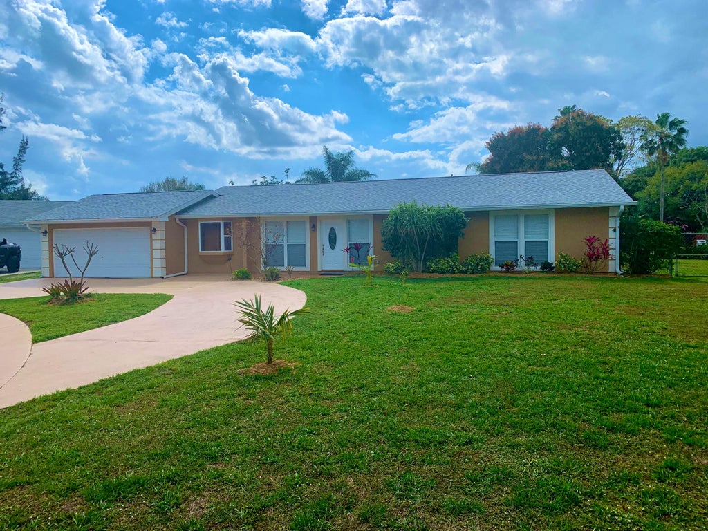 Photo of 331 NE Camelot Drive, Port Saint Lucie, FL 34983 (MLS # R10959198)