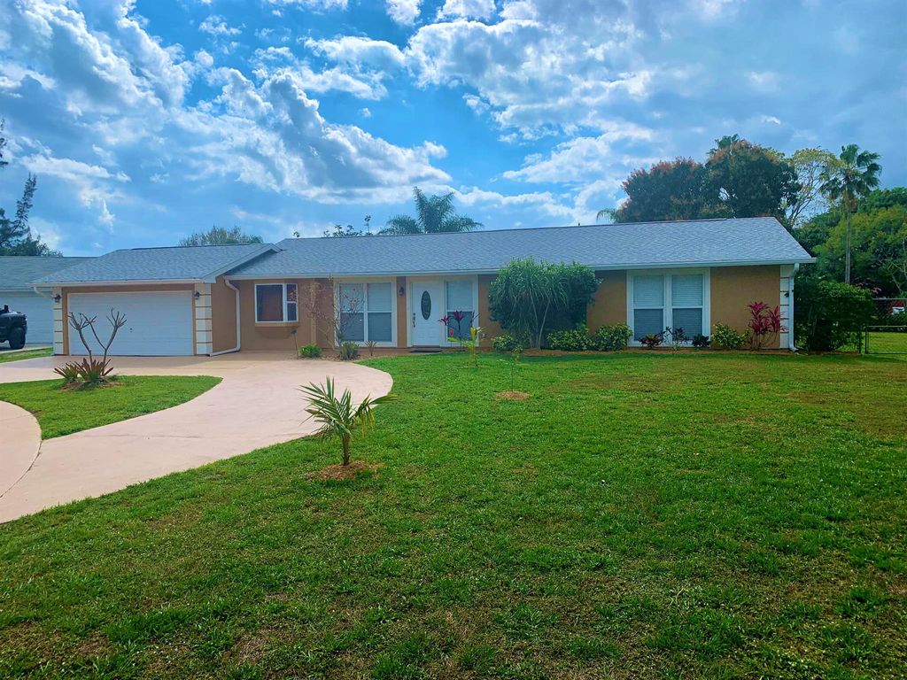 Photo of 331 NE Camelot Drive, Port Saint Lucie, FL 34983 (MLS # R10959198)