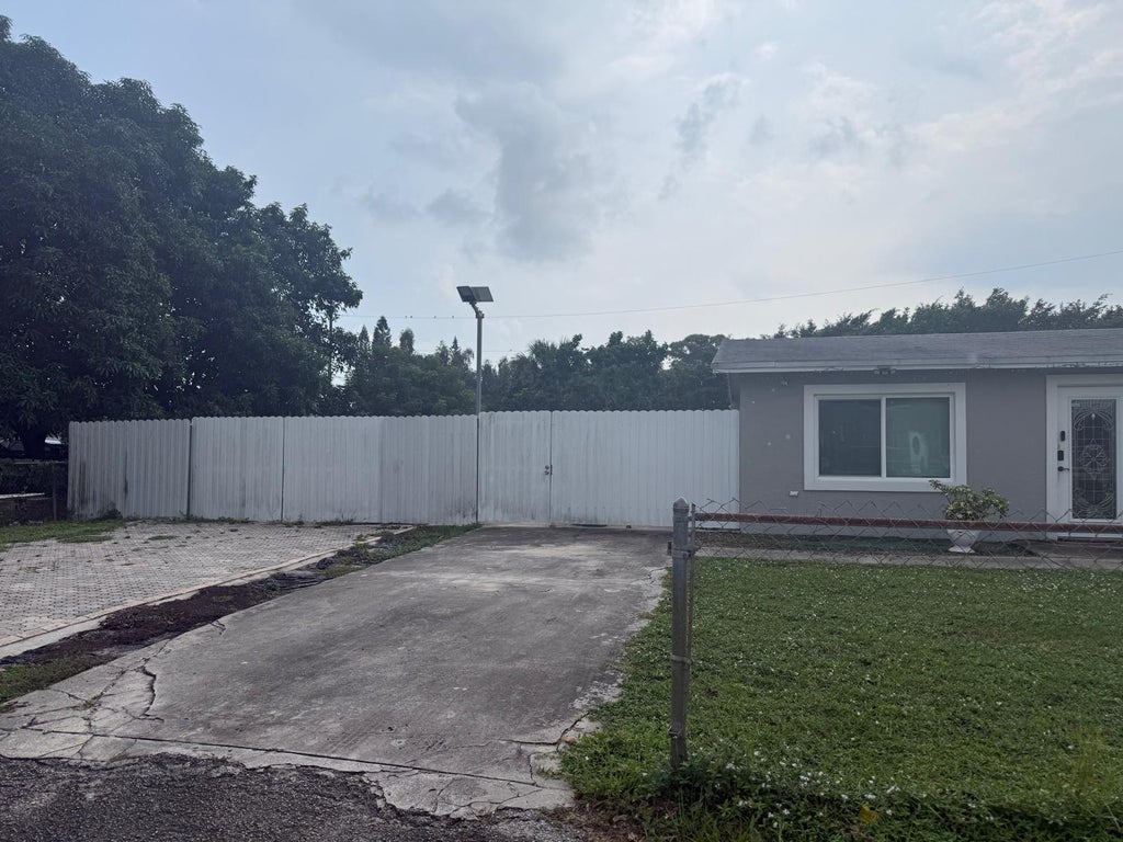 Photo of 4048 DALE Road, Palm Springs, FL 33406 (MLS # B26087955)