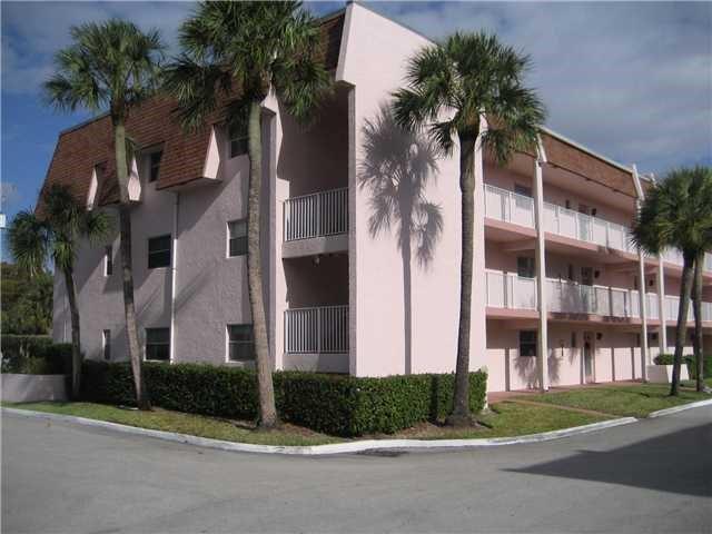 RENTS ARE HIGH AND ARE GOING UP! Here's your opportunity to own in this ALL-AGE COMMUNITY, 2 bedrooms / 2-bathroom split floorplan with WASHER & DRYER in the unit - eat in kitchen - laminate flooring. HURRY, THIS WON'T LAST. ALL SHOWINGS BY APPOINTMENTS ONLY - HOA HAS OVER 10% IN RESERVES
NO RENTALS - NO PETS