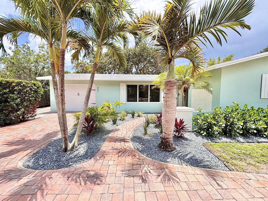 Photo of 421 SE Edgewood Drive, Stuart, FL 34996 (MLS # R11093527)