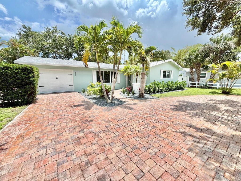 Photo of 421 SE Edgewood Drive, Stuart, FL 34996 (MLS # R11093527)