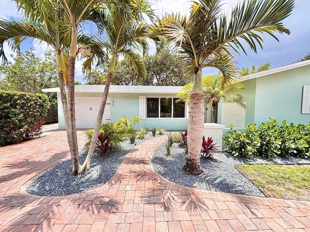 Photo of 421 SE Edgewood Drive, Stuart, FL 34996 (MLS # R11093527)