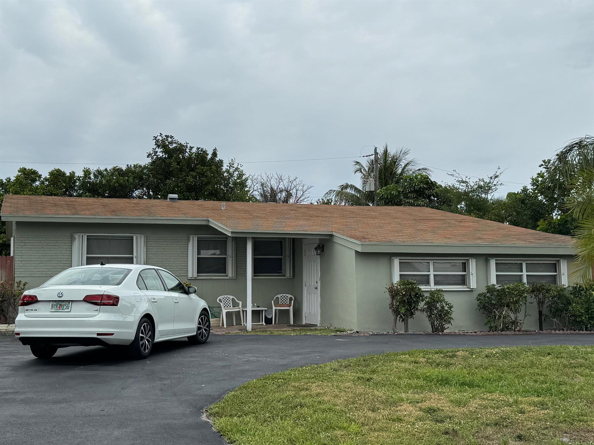 GREAT EAST BOCA NEIGHBORHOOD. LONG TERM POSSIBLE. PER CITY OF BOCA RATON NO MRE THAN 3 UNRELATED PEOPLE.BIG FENCED YARD.