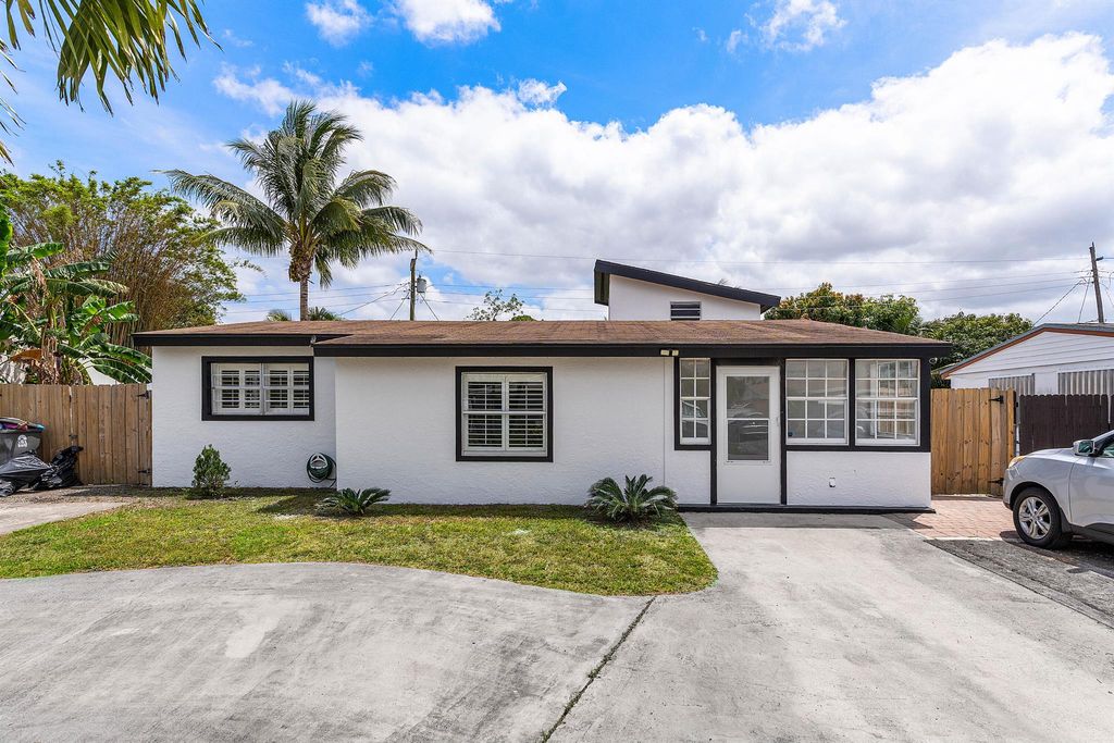 Photo of 4292 Winchester Ln, West Palm Beach, FL 33406 (MLS # R11084303)