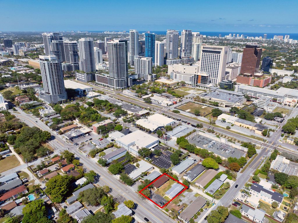 Photo of 638 SW 4th Avenue, Fort Lauderdale, FL 33315 (MLS # B26021643)