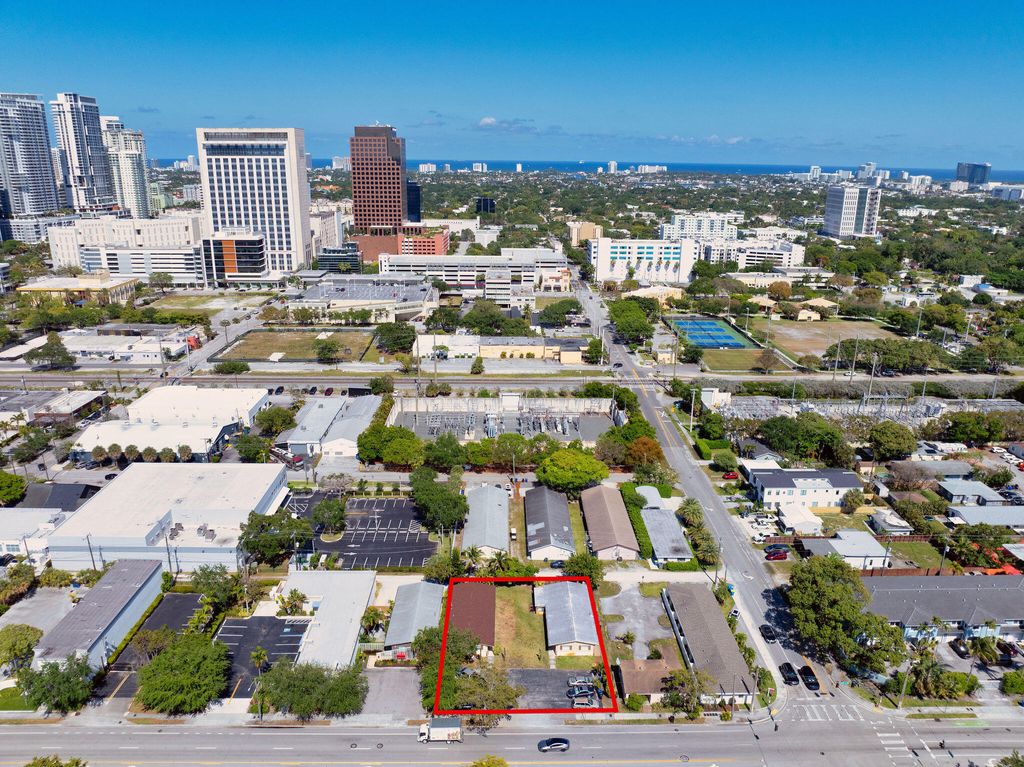 Photo of 638 SW 4th Avenue, Fort Lauderdale, FL 33315 (MLS # B26021643)