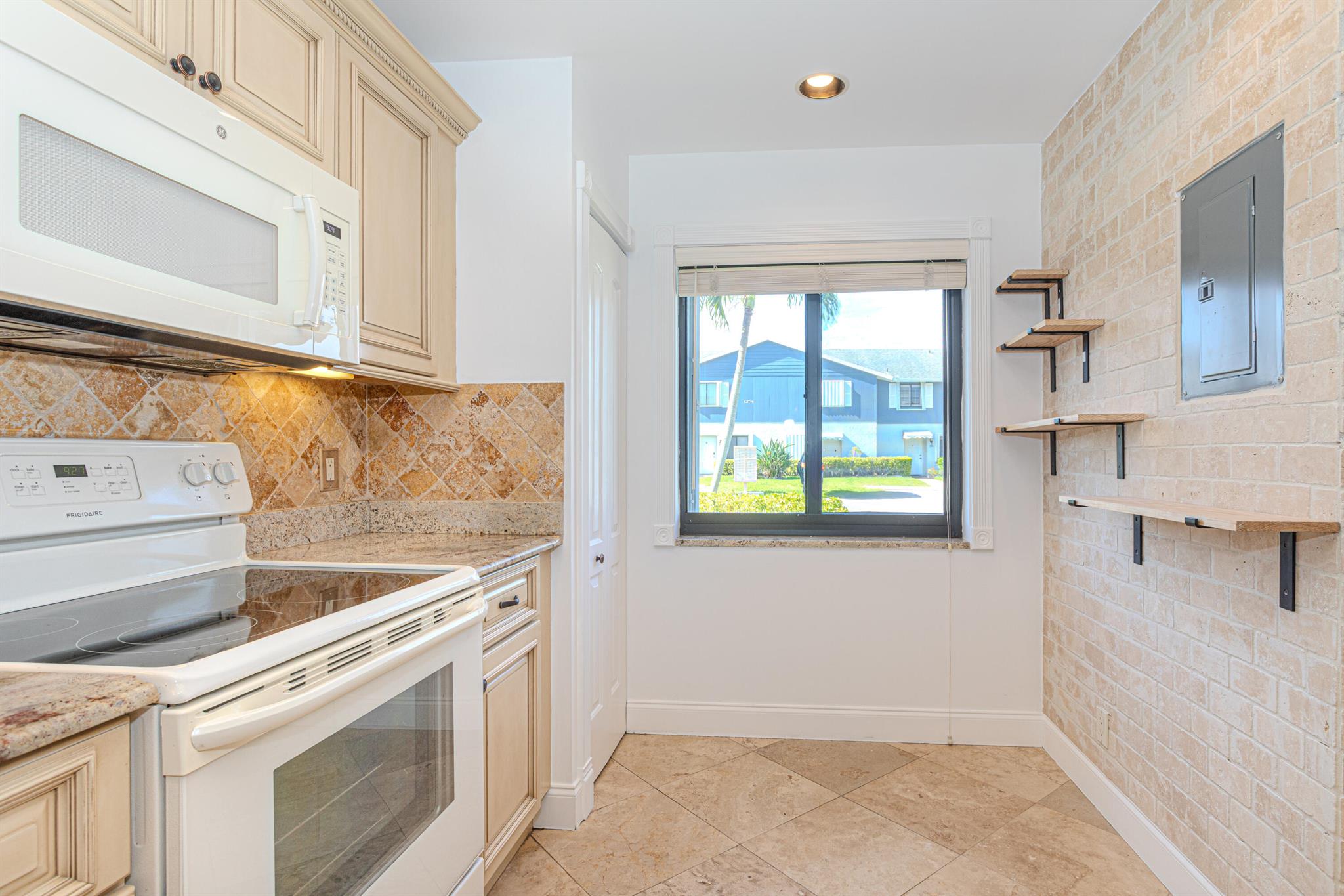 ARBOURS OF THE PALM BEACH - Residential