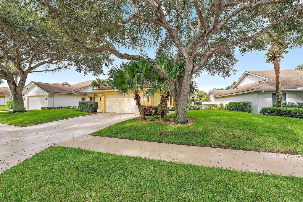 Photo of 256 Ridge Road, Jupiter, FL 33477 (MLS # R11020138)