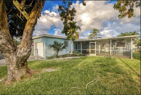 Tiny photo for 2200 N 47th Avenue, Hollywood, FL 33021 (MLS # B26037183)